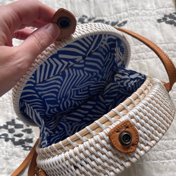 NWOT Ata White Round Straw Bag 7.25 inches Diameter with Blue Print Lining - Picture 3 of 8